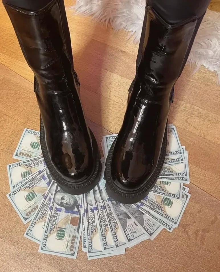 Isabel, 23
